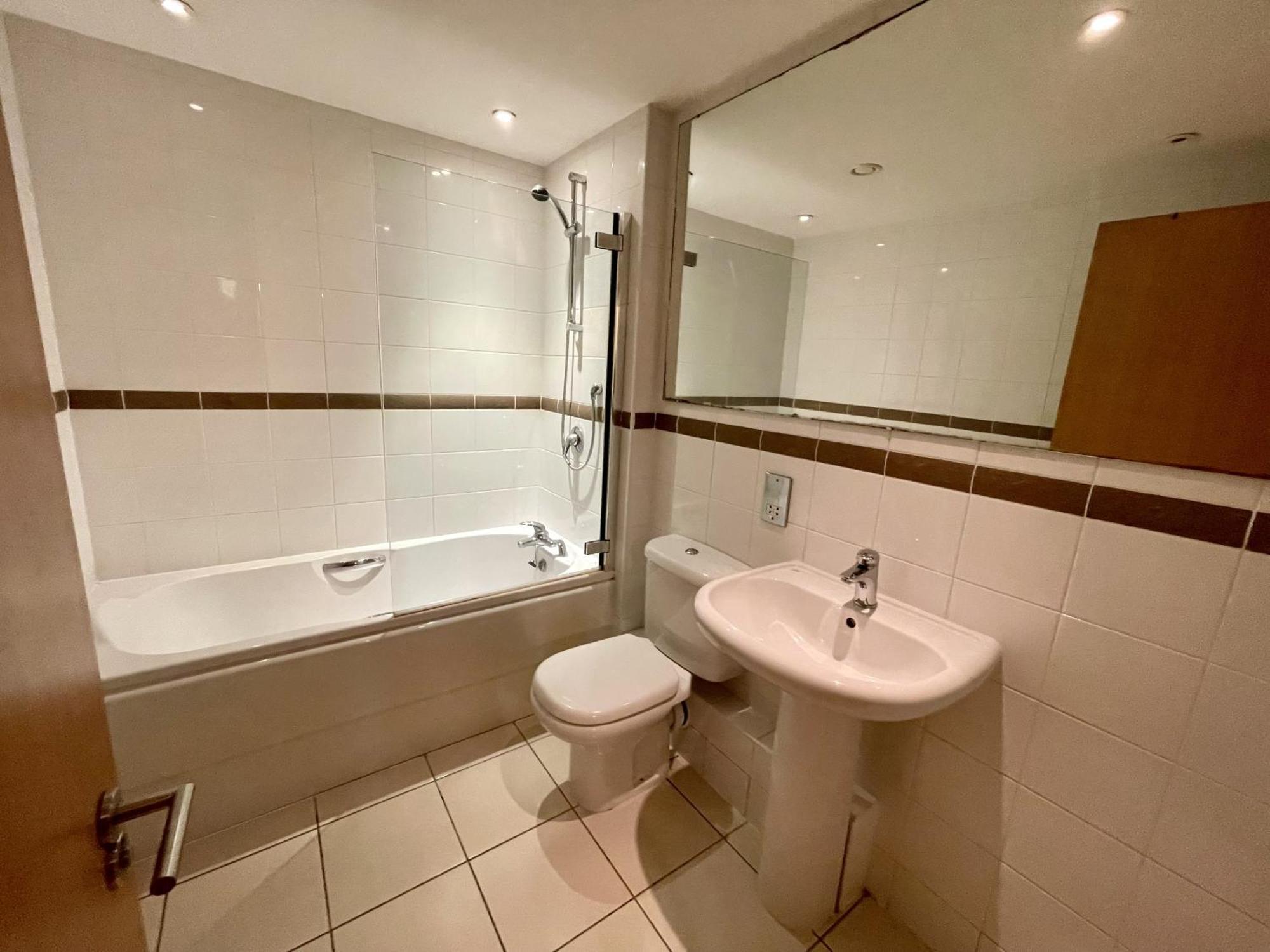 Stunning 2-Bed Town Centre Apartment - Hosted By Hutch Lifestyle Royal Royal Leamington Spa Exterior foto